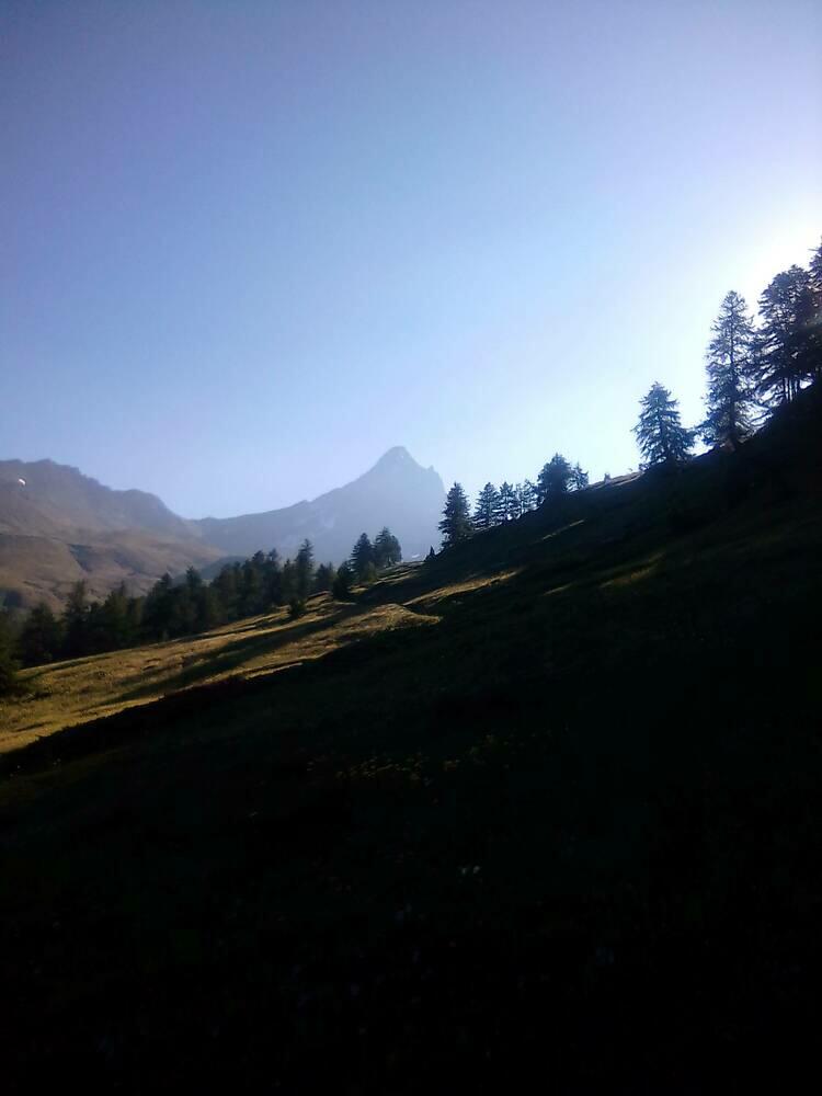 Le Bric Bouchet au petit matin. L'arête académaique se profile à droite Le Bric Bouchet au petit matin. L'arête académaique se profile à droite